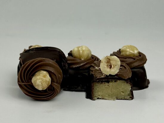 Mørk chokolade m. Marcipan og lys fuglerede m. hasselnød